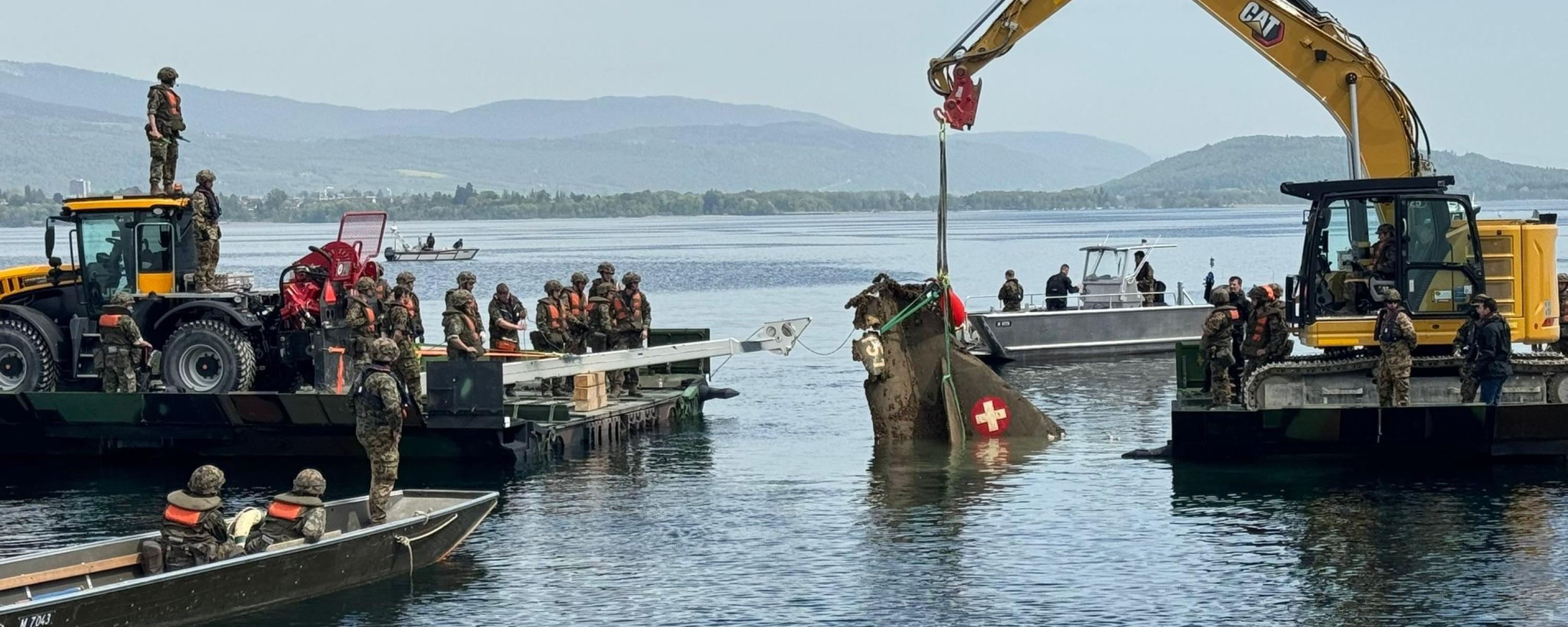 Armeetaucher bergen mit schwerem Material die Flosse eines im Neuenburgersee abgestürtzten Hawker Hunters.