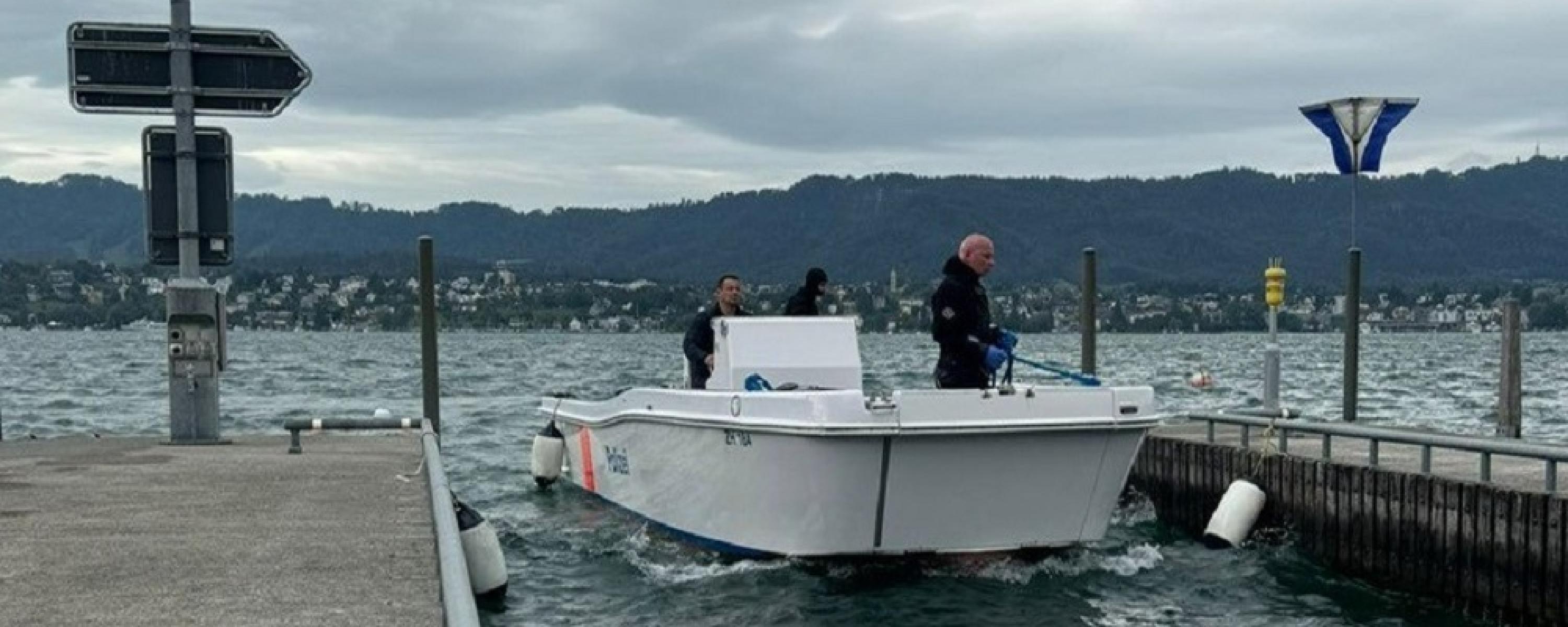 Ein Polizeiboot fährt zum Übungsplatz.