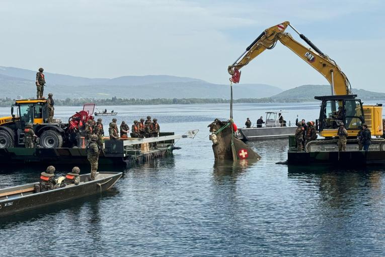 Armeetaucher bergen mit schwerem Material die Flosse eines im Neuenburgersee abgestürtzten Hawker Hunters.