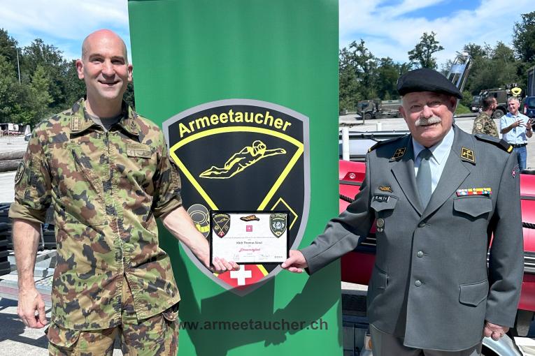 KKdt Thomas Süssli, CdA, und Robert Hilty, Zentralpräsident Dachverband Armeetaucher